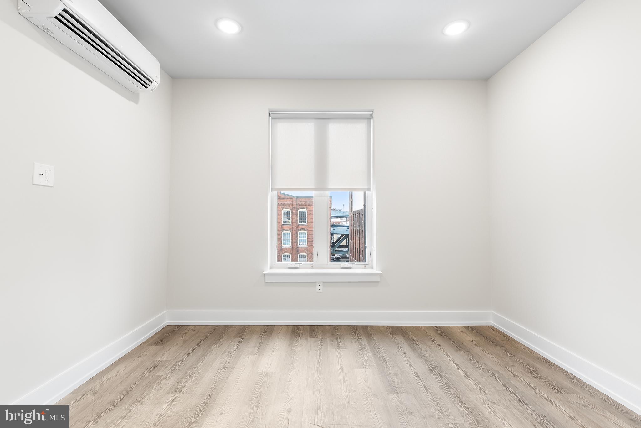 214 Vine Street, Unit 104 Philadelphia, PA 19106 - Photo 23 of 35 an empty room with a window