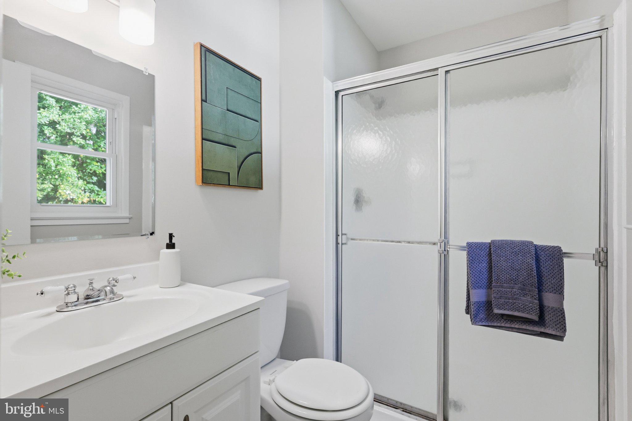 13528 Delaney Road Woodbridge, VA 22193 - Photo 18 of 39 Full 2nd bathroom on upper level