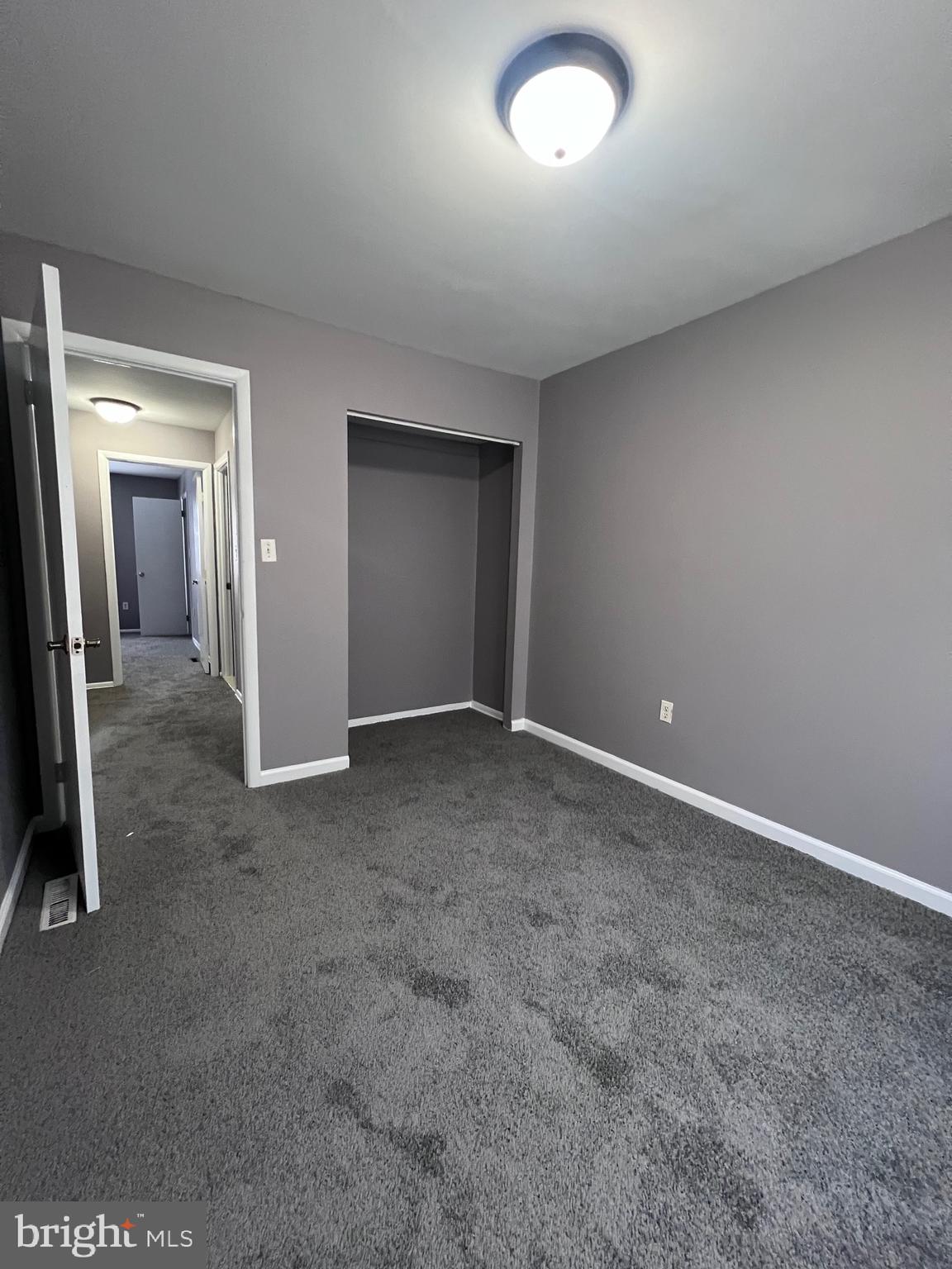 120 Hopkins Court Newark, DE 19713 - Photo 9 of 10 an empty room with mirror in it