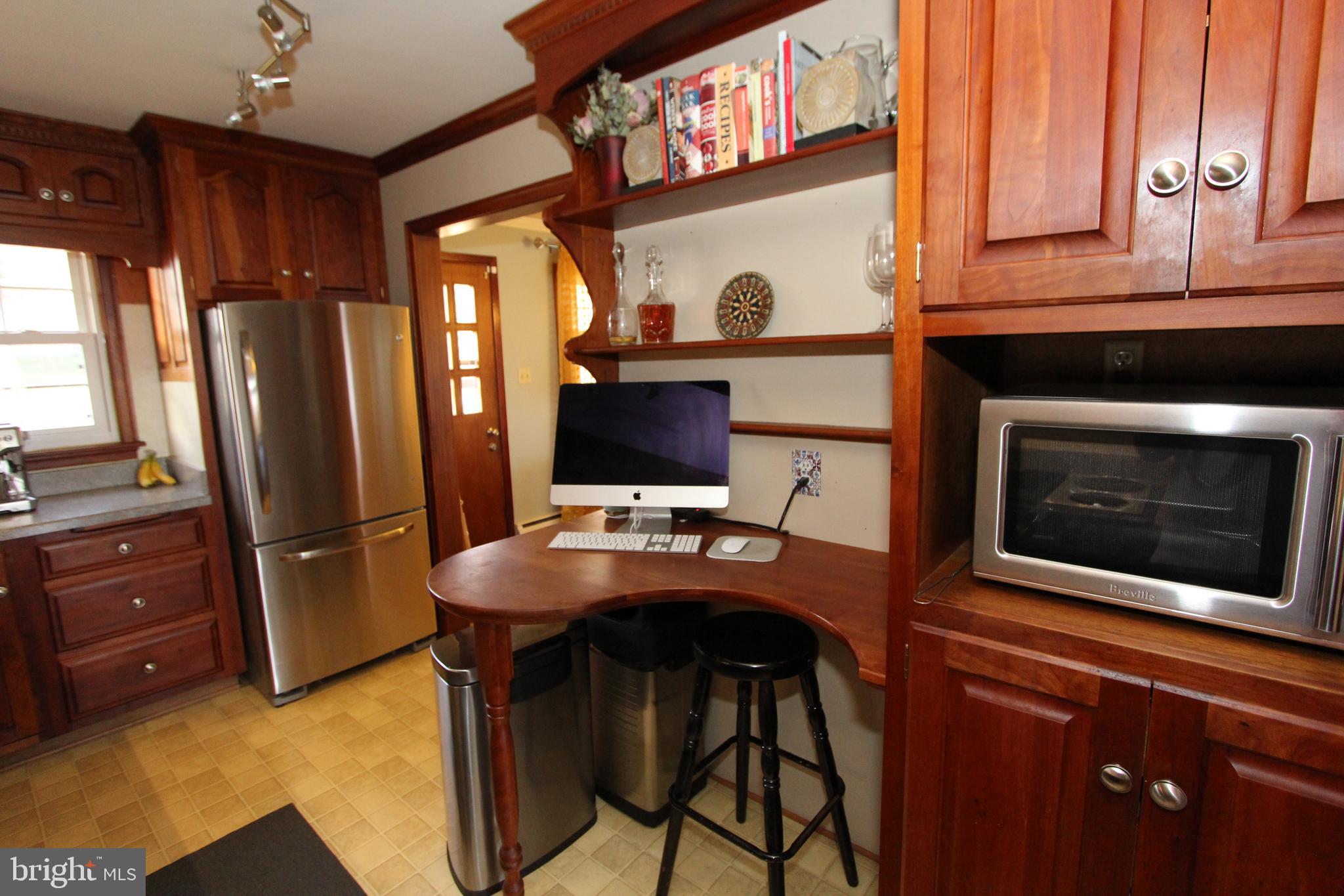 5605 Shookstown Road Frederick, MD 21702 - Photo 8 of 53 Stainless steel appliances & laptop station