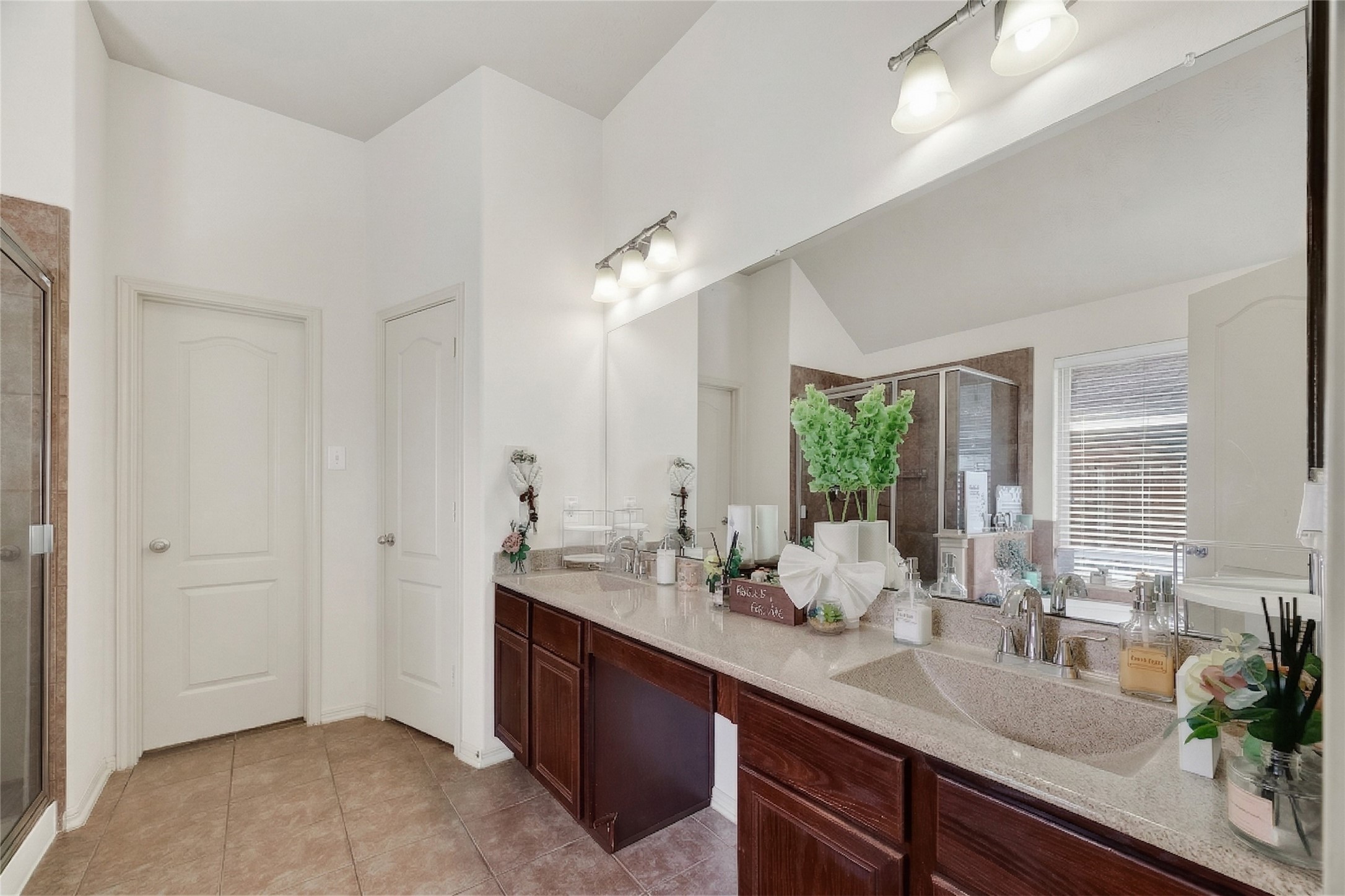 13415 Star Creek Lane Rosharon, TX 77583 - Photo 20 of 46 a bathroom with a double vanity sink and a mirror
