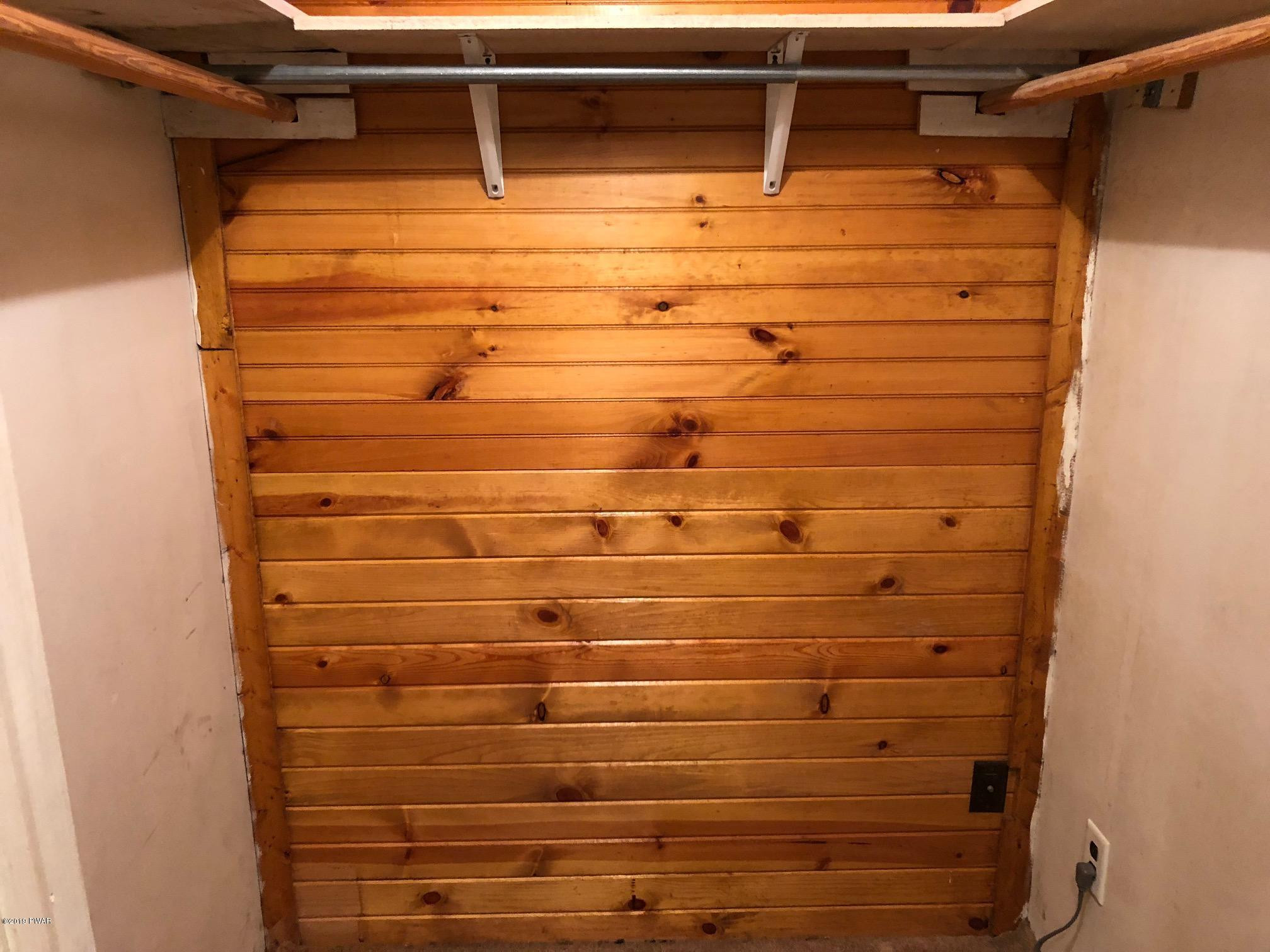 176 Heather Hill Road Dingmans Ferry, PA 18328 - Photo 22 of 32 a close up of a shower