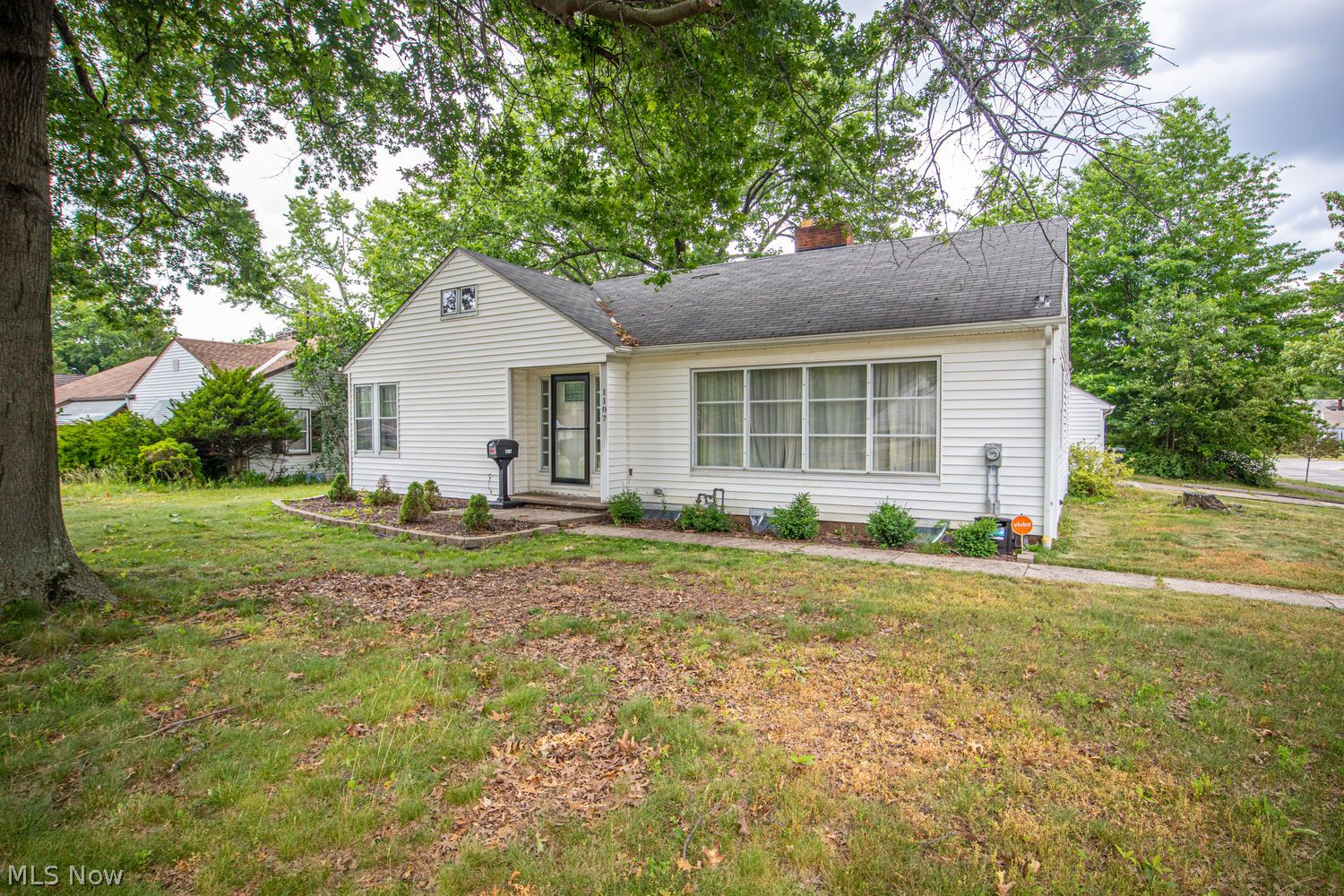 1107 Brandon Road Cleveland, OH 44112 - Photo 4 of 38