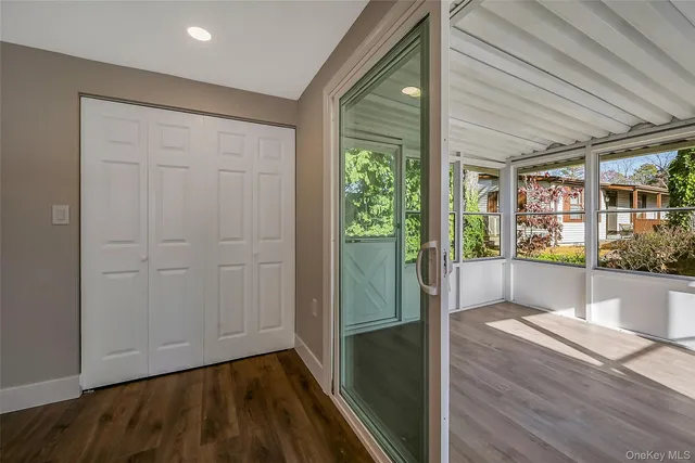 a view of livingroom with furniture