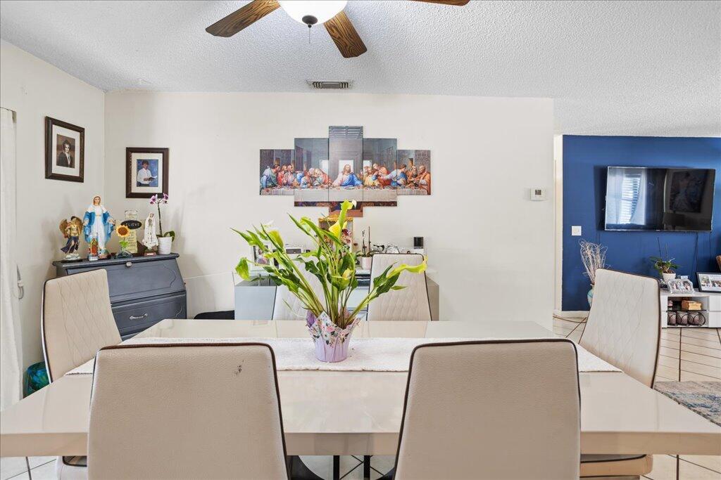 9893 Liberty Road Boca Raton, FL 33434 - Photo 8 of 20 9893 Dining Table