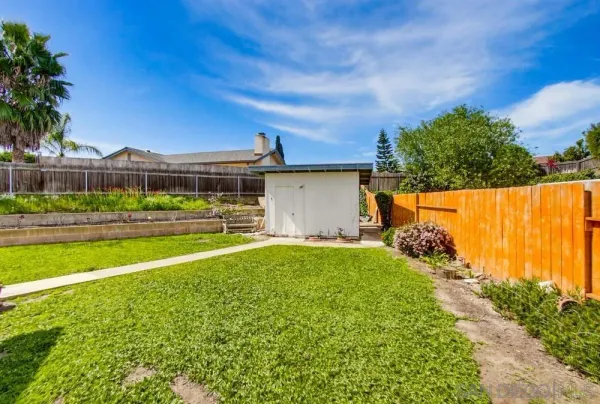 a view of a back yard