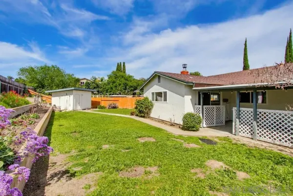 a view of a house with a yard