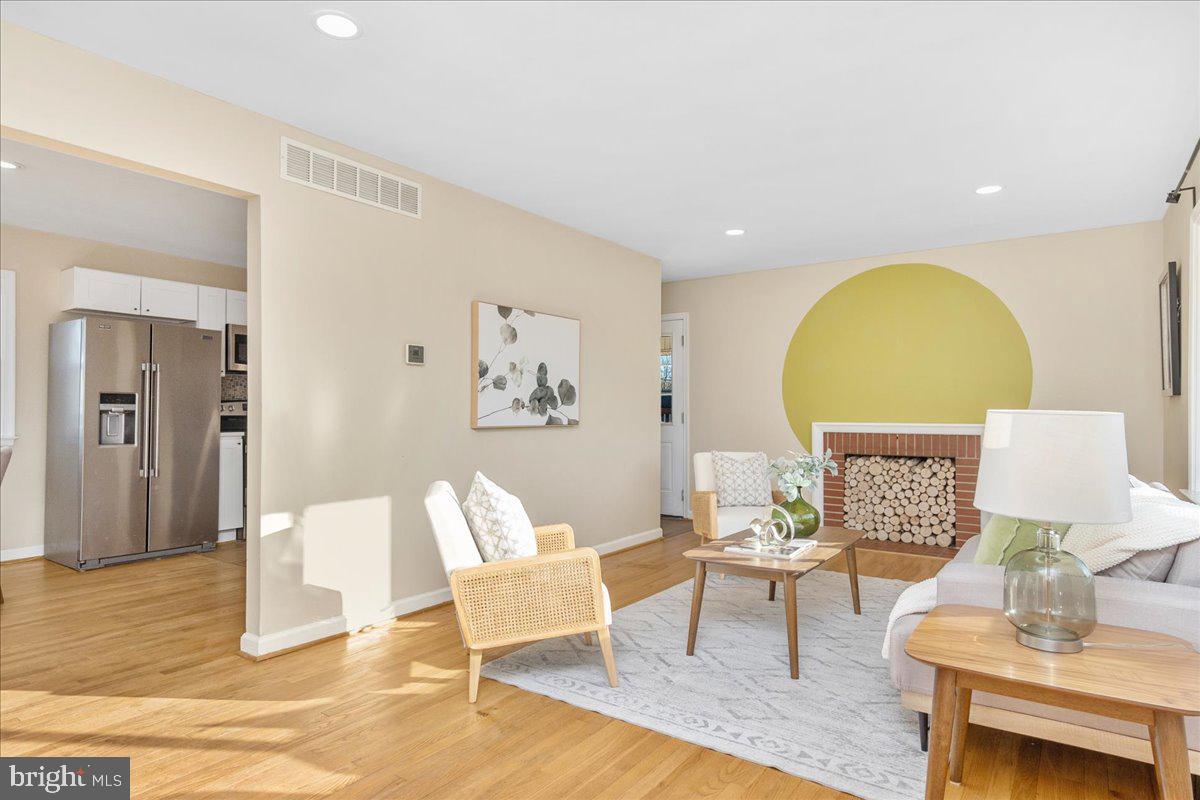 403 Delaware Road Frederick, MD 21701 - Photo 2 of 24 Main Floor Livingroom