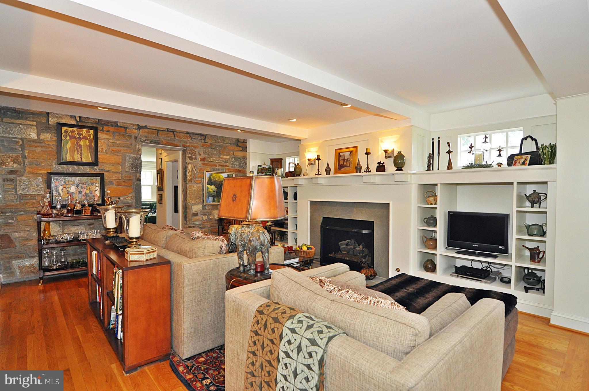 1714 South Arlington Ridge Road Arlington, VA 22202 - Photo 17 of 59 Family Room