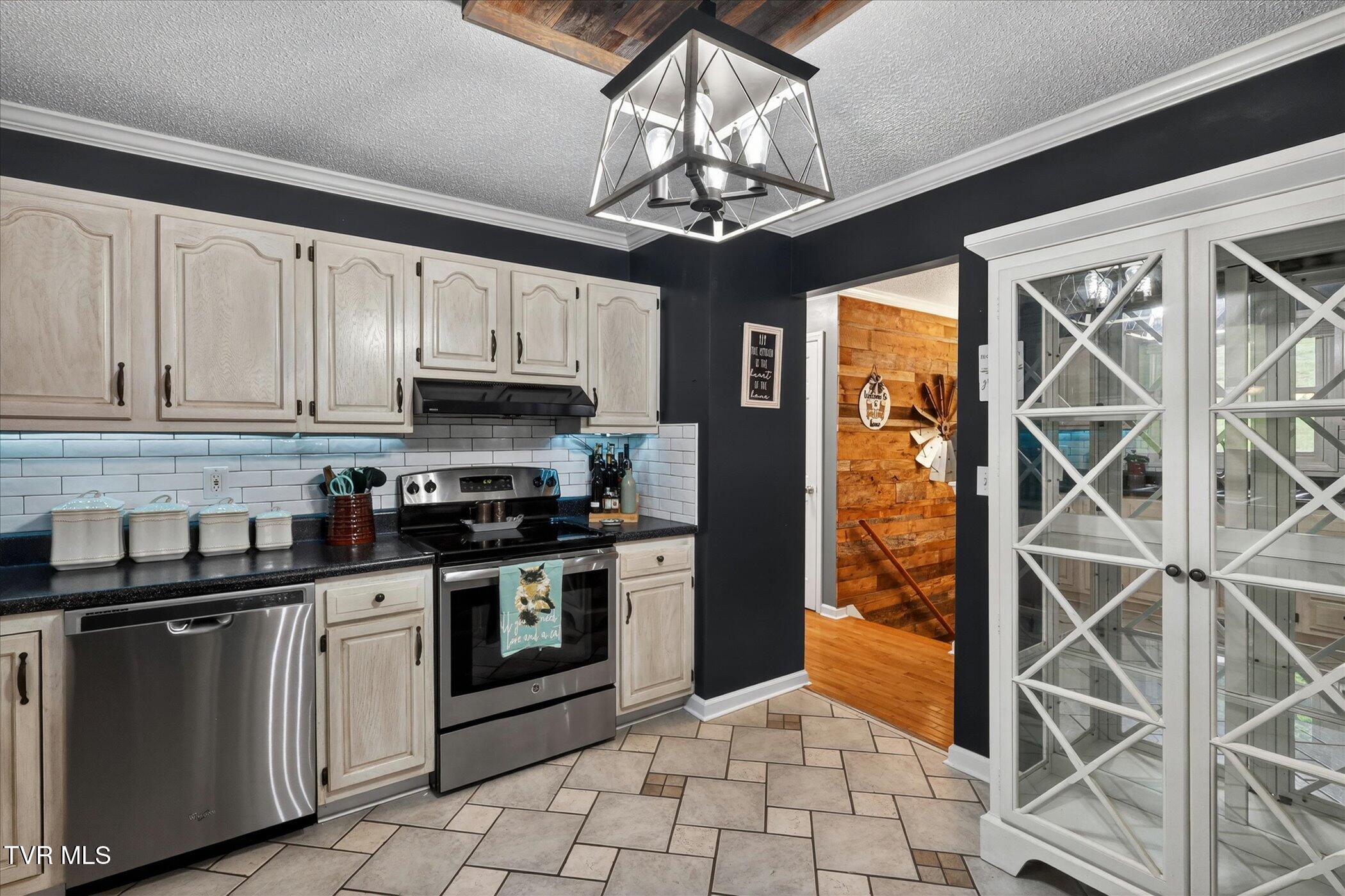 4020 Cooks Inlet Road Kingsport, TN 37664 - Photo 12 of 28 13-4020-Cooks-Inlet-Road-WindowStill