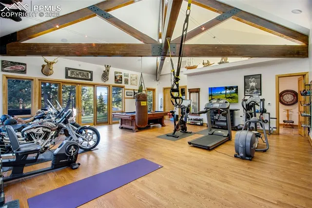 a view of residential houses with yard