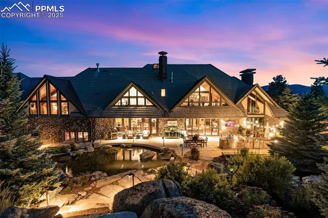 a view of houses with sky view