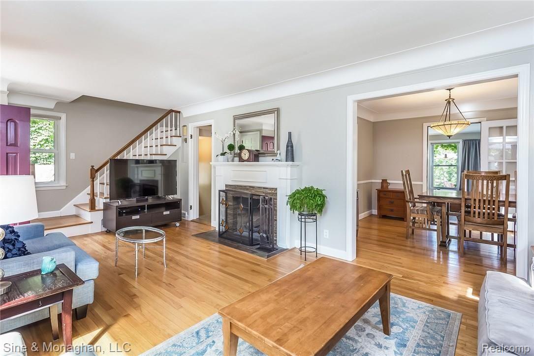 1300 Roslyn Road Grosse Pointe, MI 48236 - Photo 2 of 29 004-4859671-medium.jpg