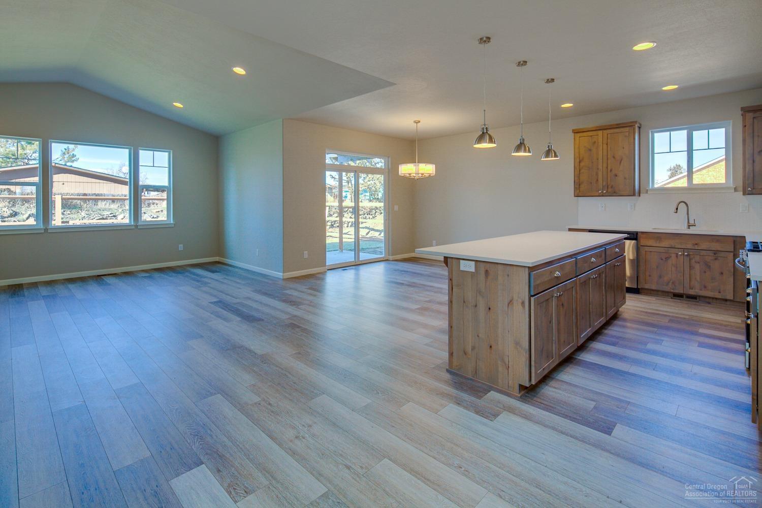 663 Northwest Rimrock Drive Redmond, OR 97756 - Photo 9 of 25 Additional Photo