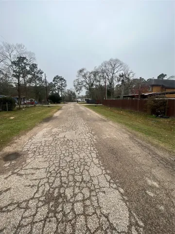 a view of a yard with a house