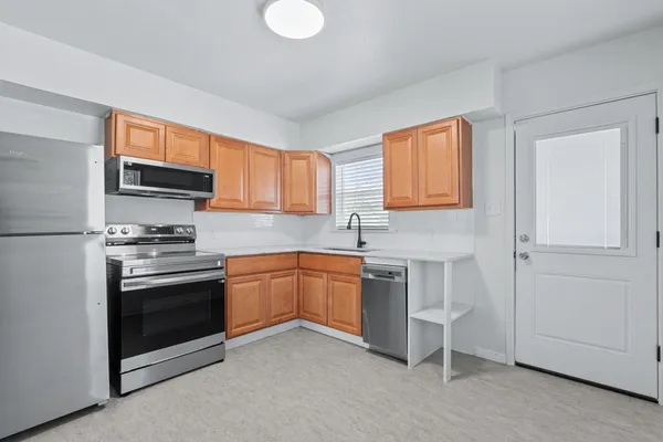 $2,000 | 105 Riverside Drive, San Marcos, TX 78666