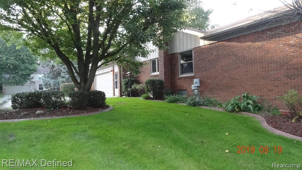 425 Lake Forest Road Rochester Hills, MI 48309 - Photo 3 of 8