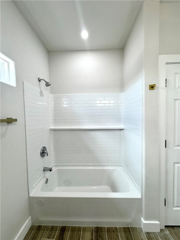 947 Mesquite Street Robstown, TX 78380 - Photo 6 of 16 a bathroom with a bathtub