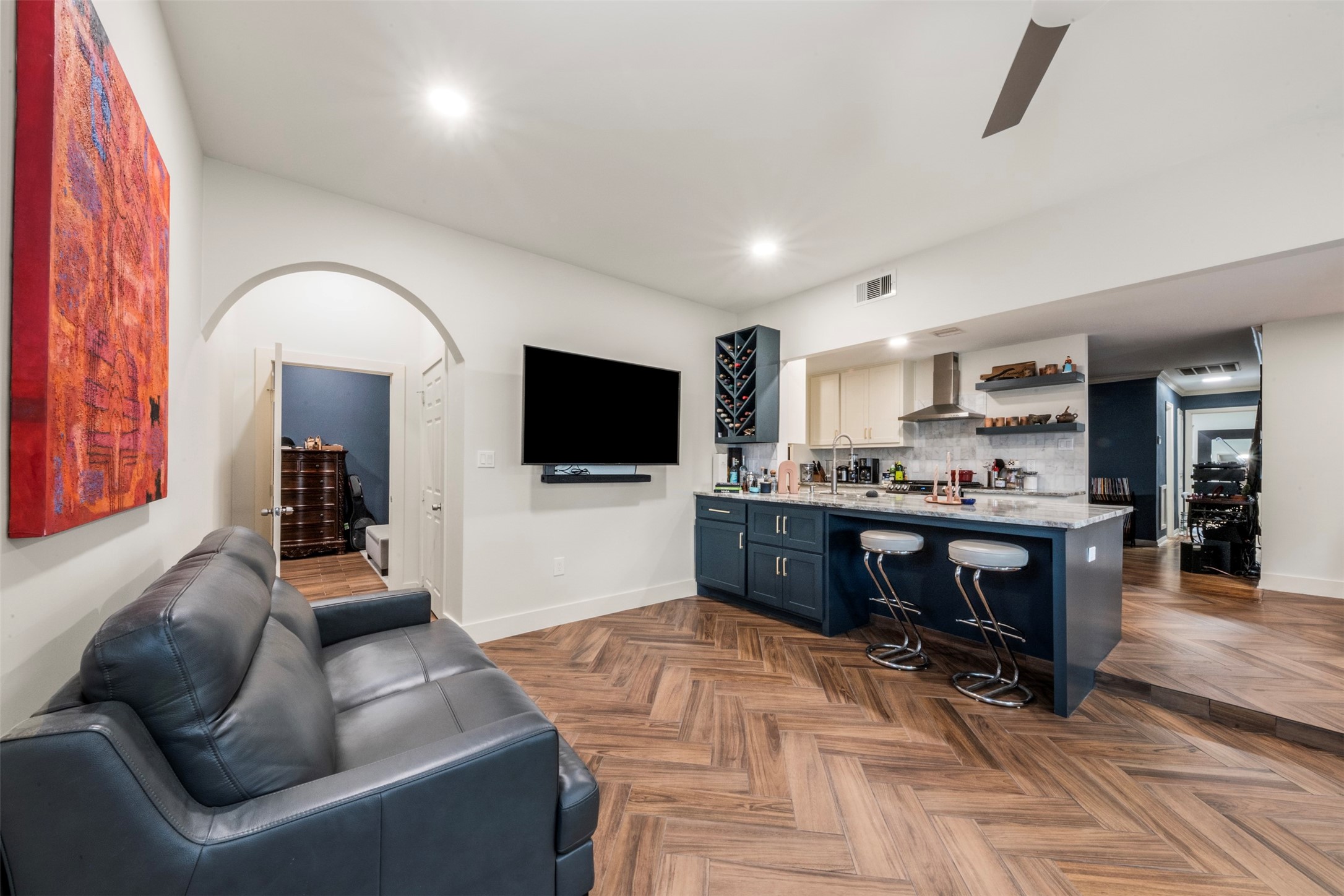 1913 Thonig Road Houston, TX 77055 - Photo 13 of 36 a living room with furniture and a flat screen tv