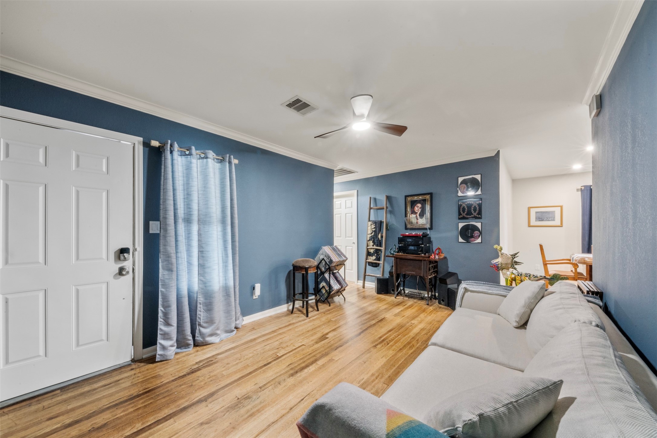 1913 Thonig Road Houston, TX 77055 - Photo 14 of 36 a living room with furniture and wooden floor