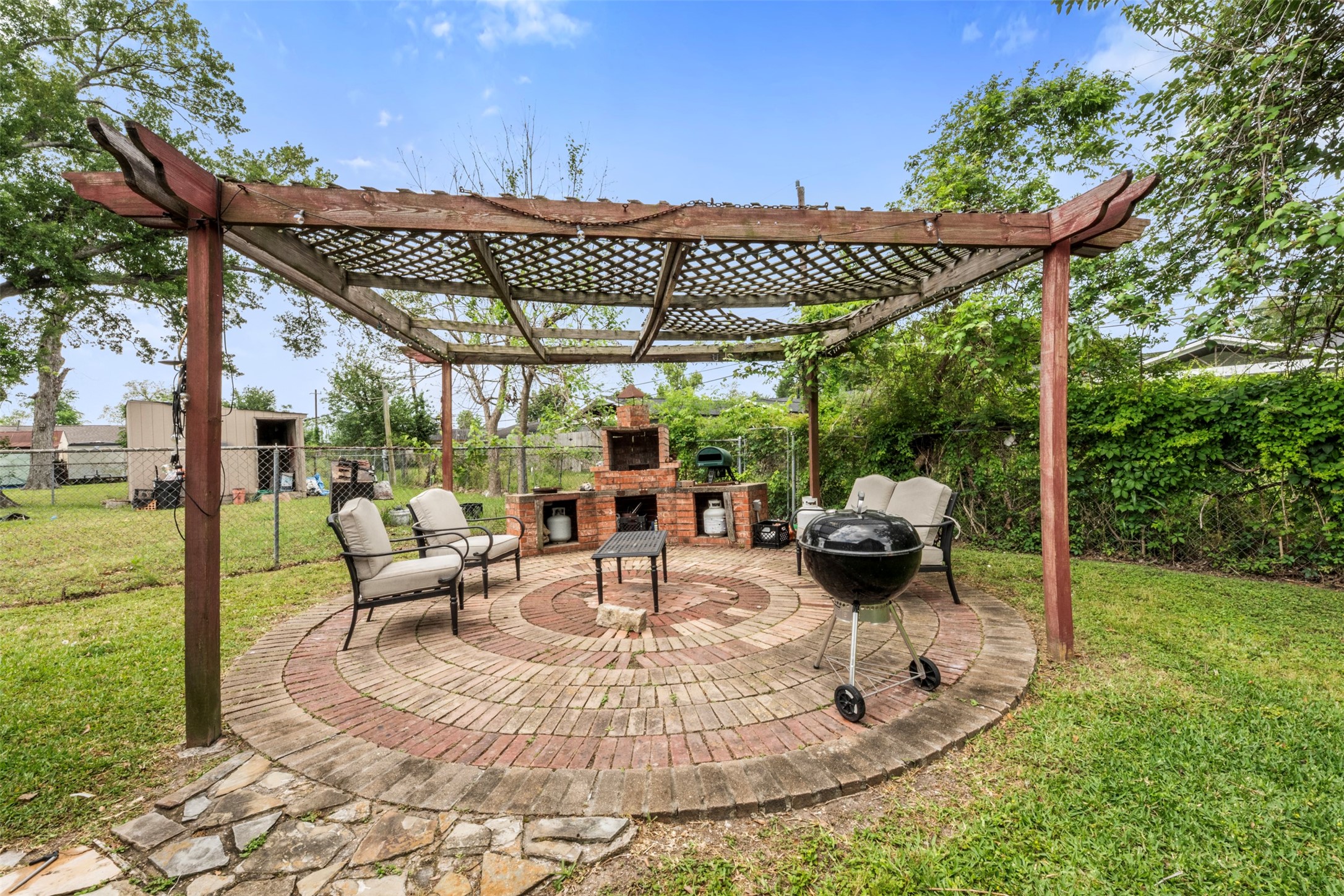 1913 Thonig Road Houston, TX 77055 - Photo 27 of 36 a view of a patio with a table chairs and a backyard