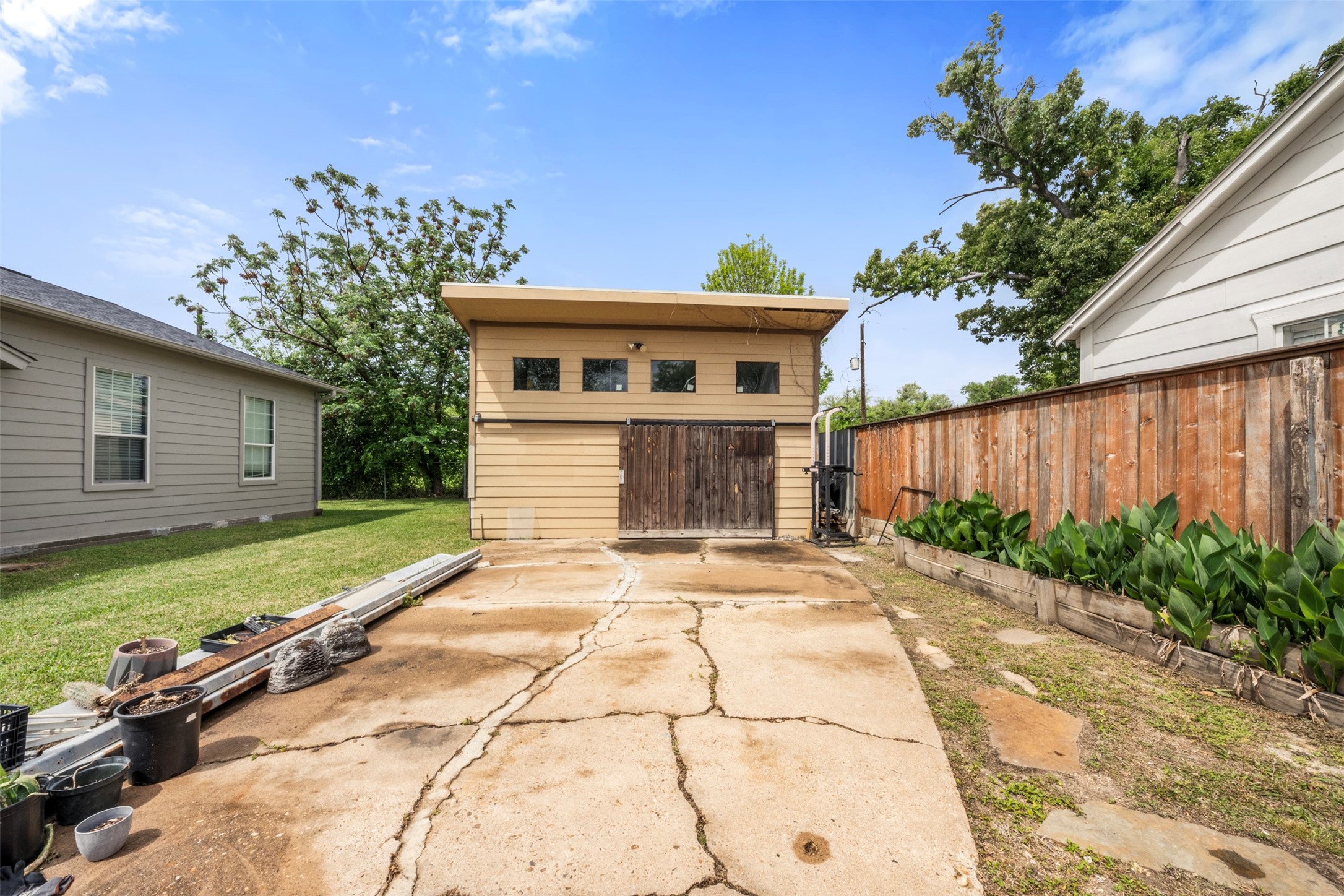1913 Thonig Road Houston, TX 77055 - Photo 31 of 36 a front view of a house with garden