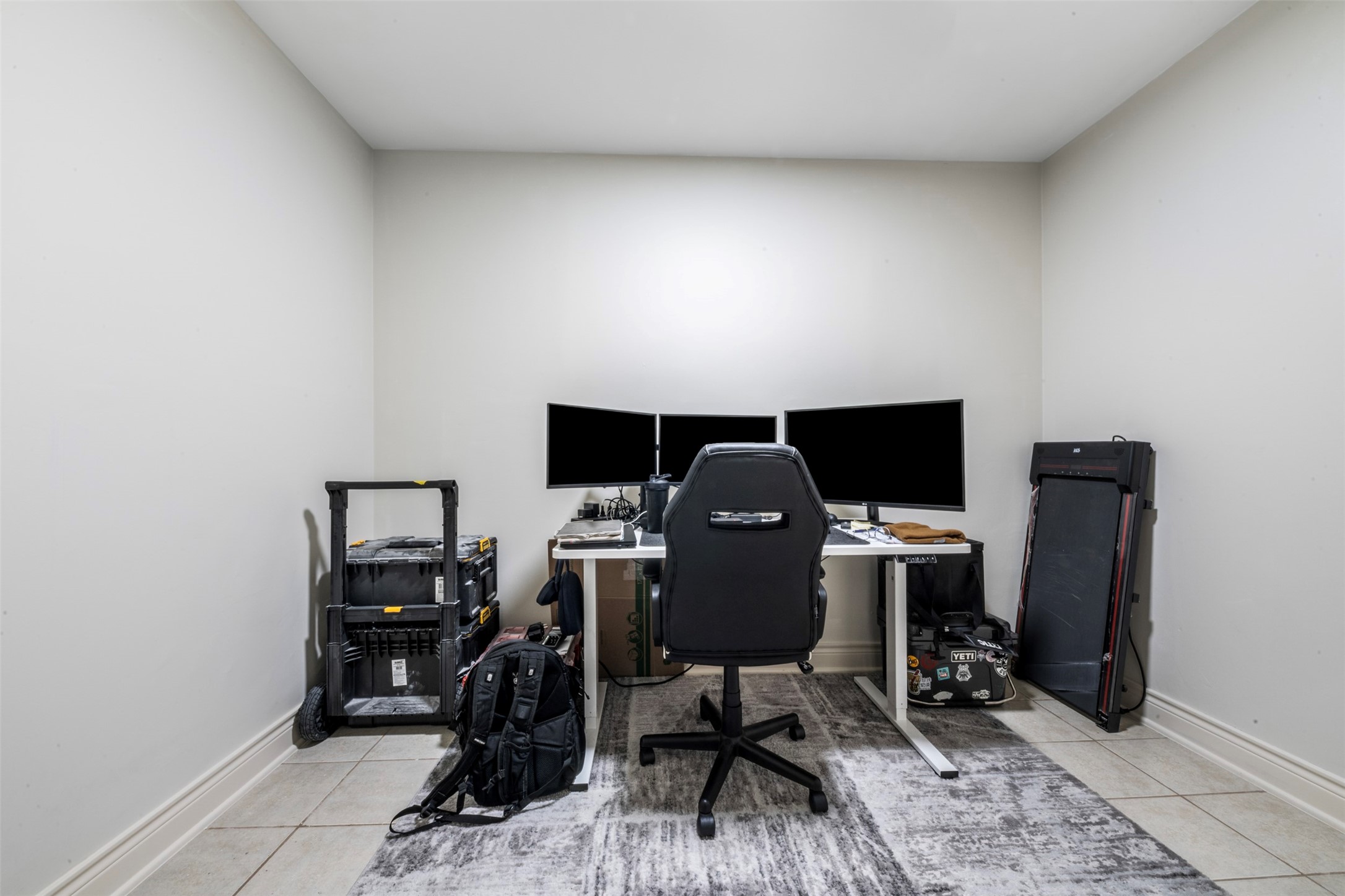1913 Thonig Road Houston, TX 77055 - Photo 35 of 36 a view of a workspace with furniture