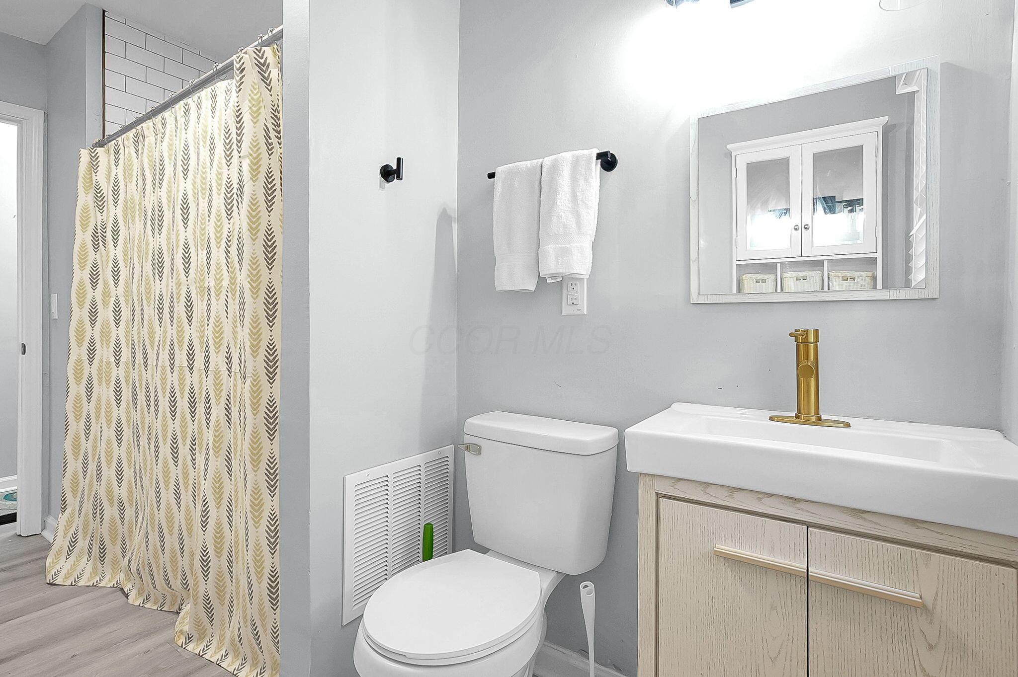 5081 Lockbourne Road Columbus, OH 43207 - Photo 15 of 27 Full Bathroom