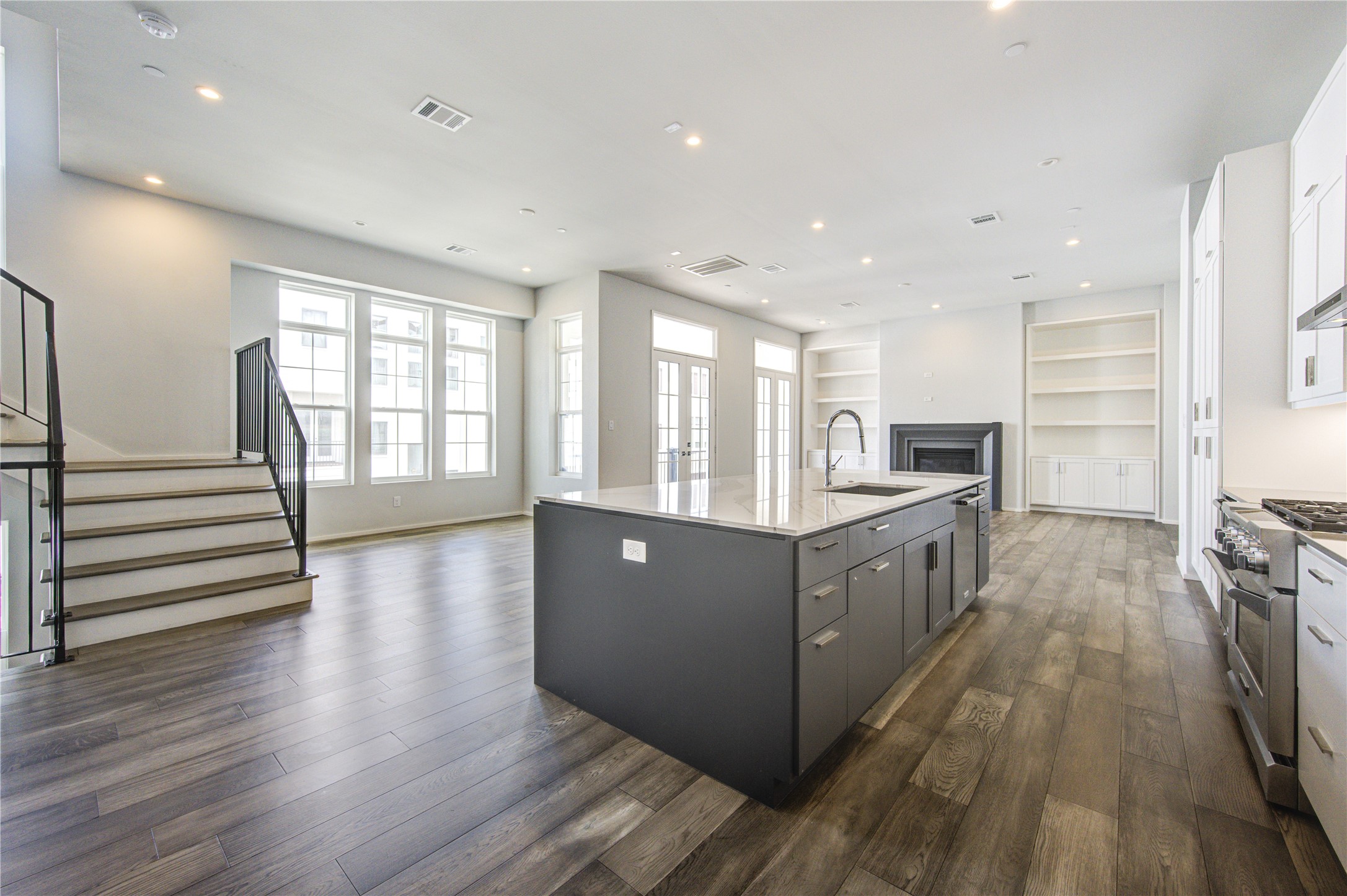 5336 Chandler Street Houston, TX 77007 - Photo 18 of 35 Lots of natural light really brightens the space
