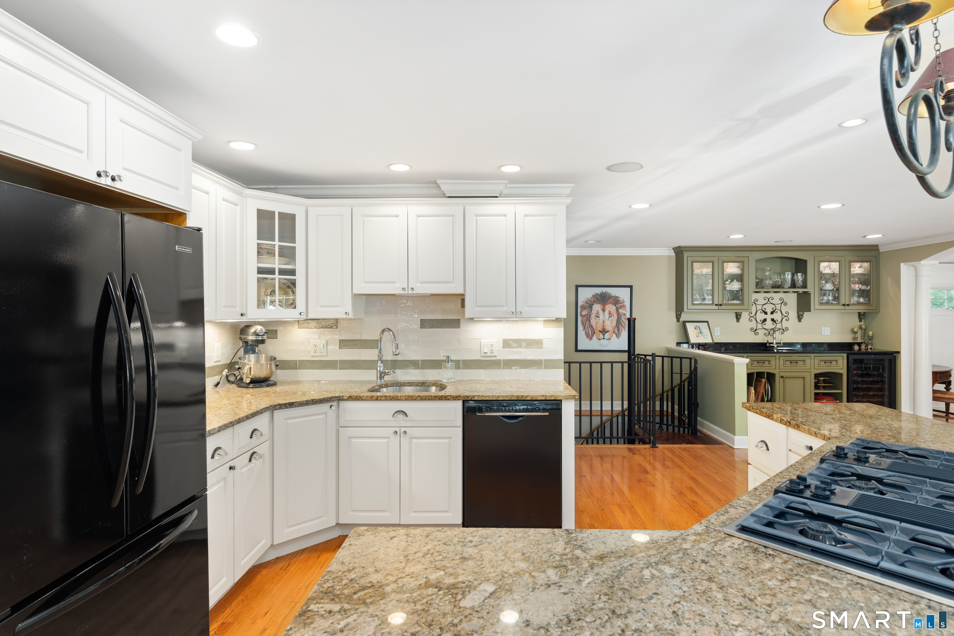 179 Lawrence Road Fairfield, CT 06824 - Photo 9 of 37