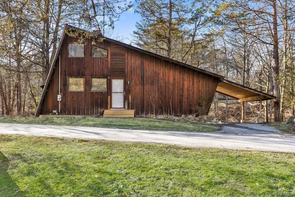 $2,100 | 304 Lake Lodge Drive, Pleasant Valley, NY 12569