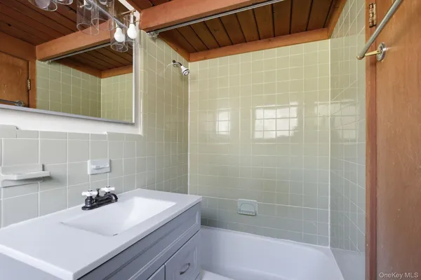 $2,100 | 304 Lake Lodge Drive, Pleasant Valley, NY 12569