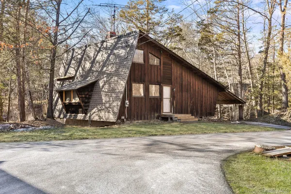 $2,100 | 304 Lake Lodge Drive, Pleasant Valley, NY 12569
