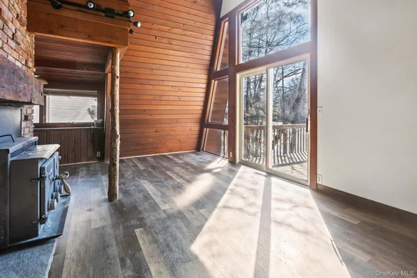 $2,100 | 304 Lake Lodge Drive, Pleasant Valley, NY 12569