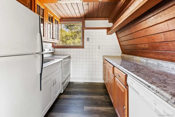 $2,100 | 304 Lake Lodge Drive, Pleasant Valley, NY 12569