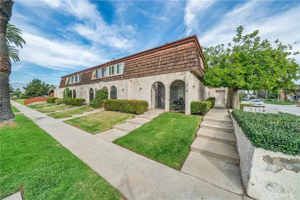 a view of a house with a yard