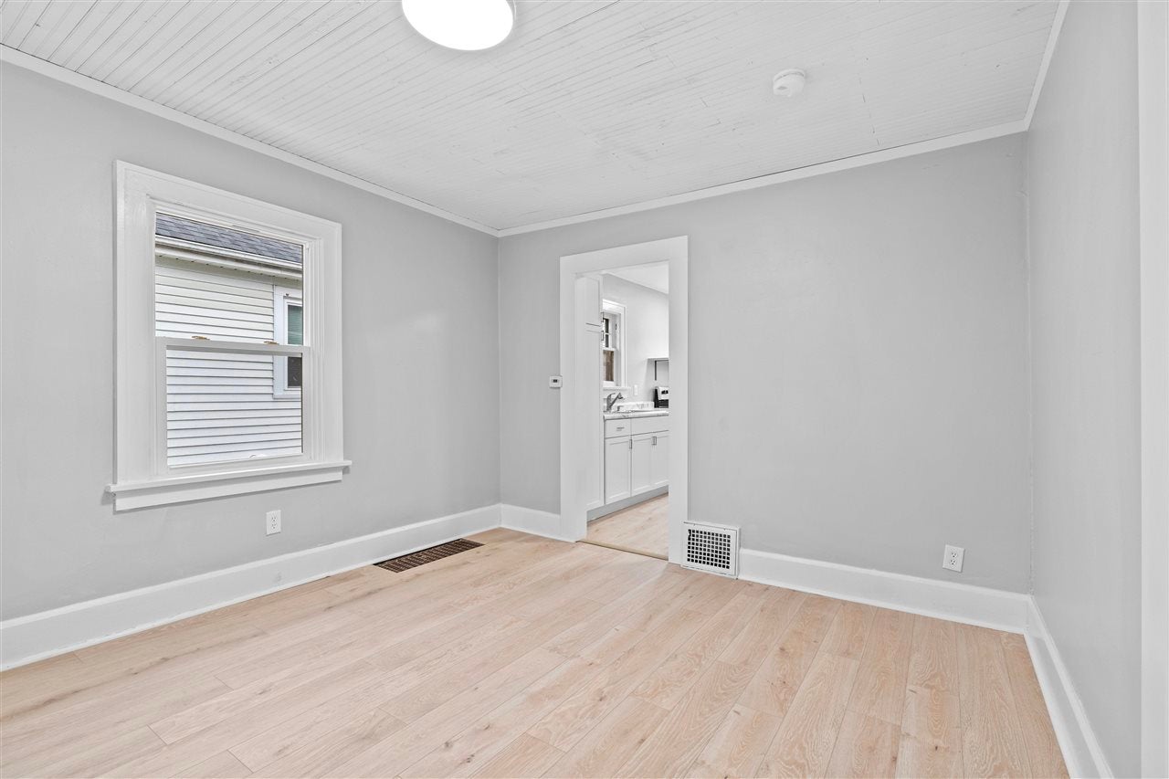 1129 Center Point Road Northeast Cedar Rapids, IA 52402 - Photo 4 of 17 Gallery Image 4