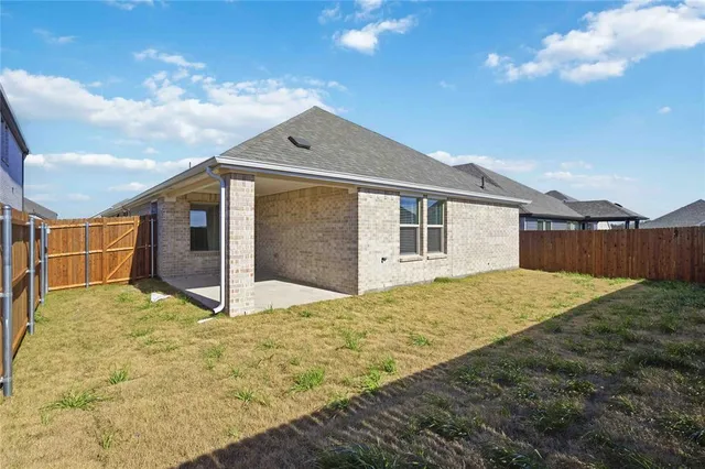 a view of back yard of the house