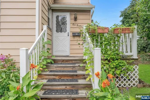 a view of a garden of the house