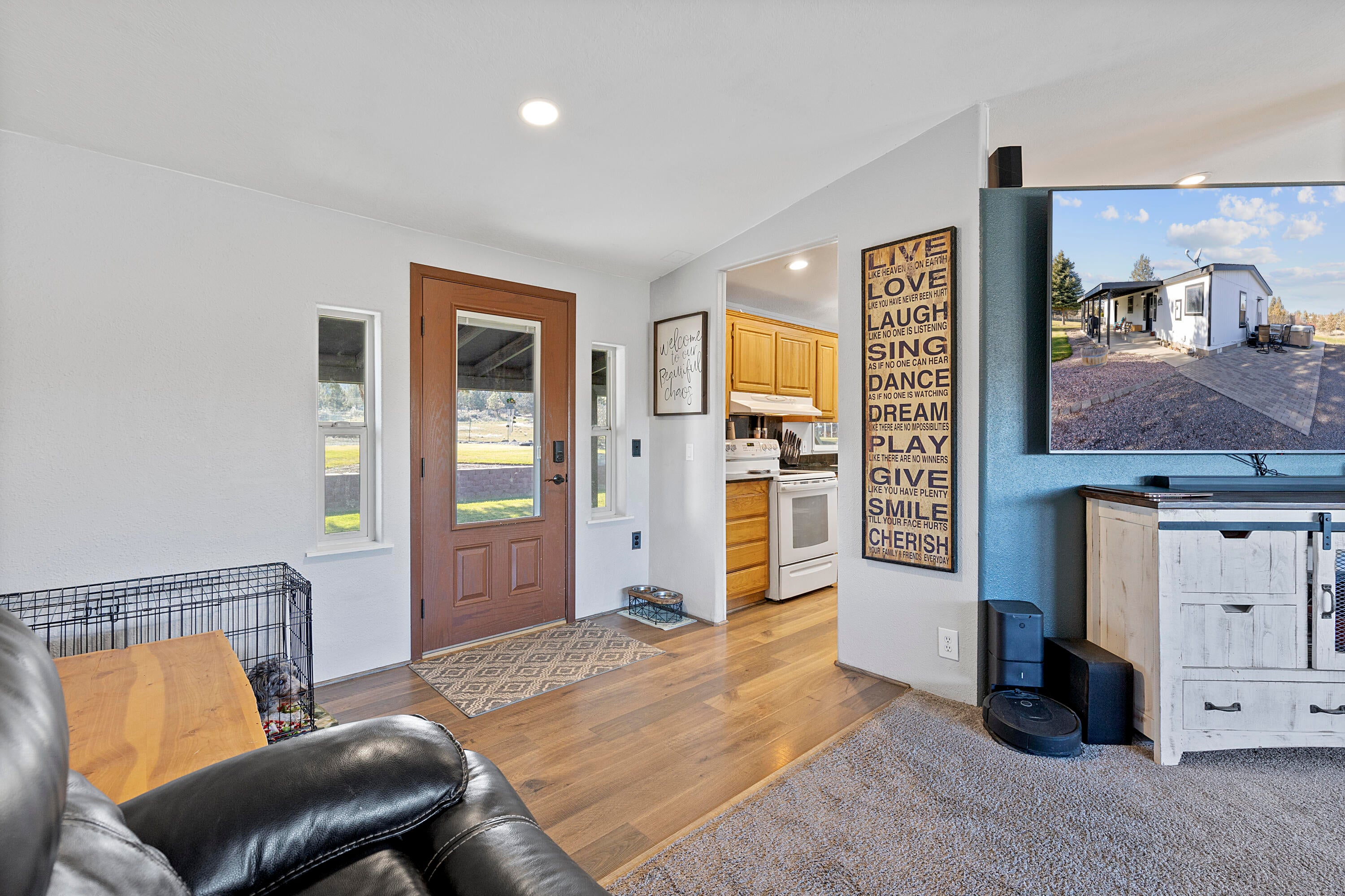 2165 Southeast Madras Road Madras, OR 97741 - Photo 13 of 41 Living Room to Entry