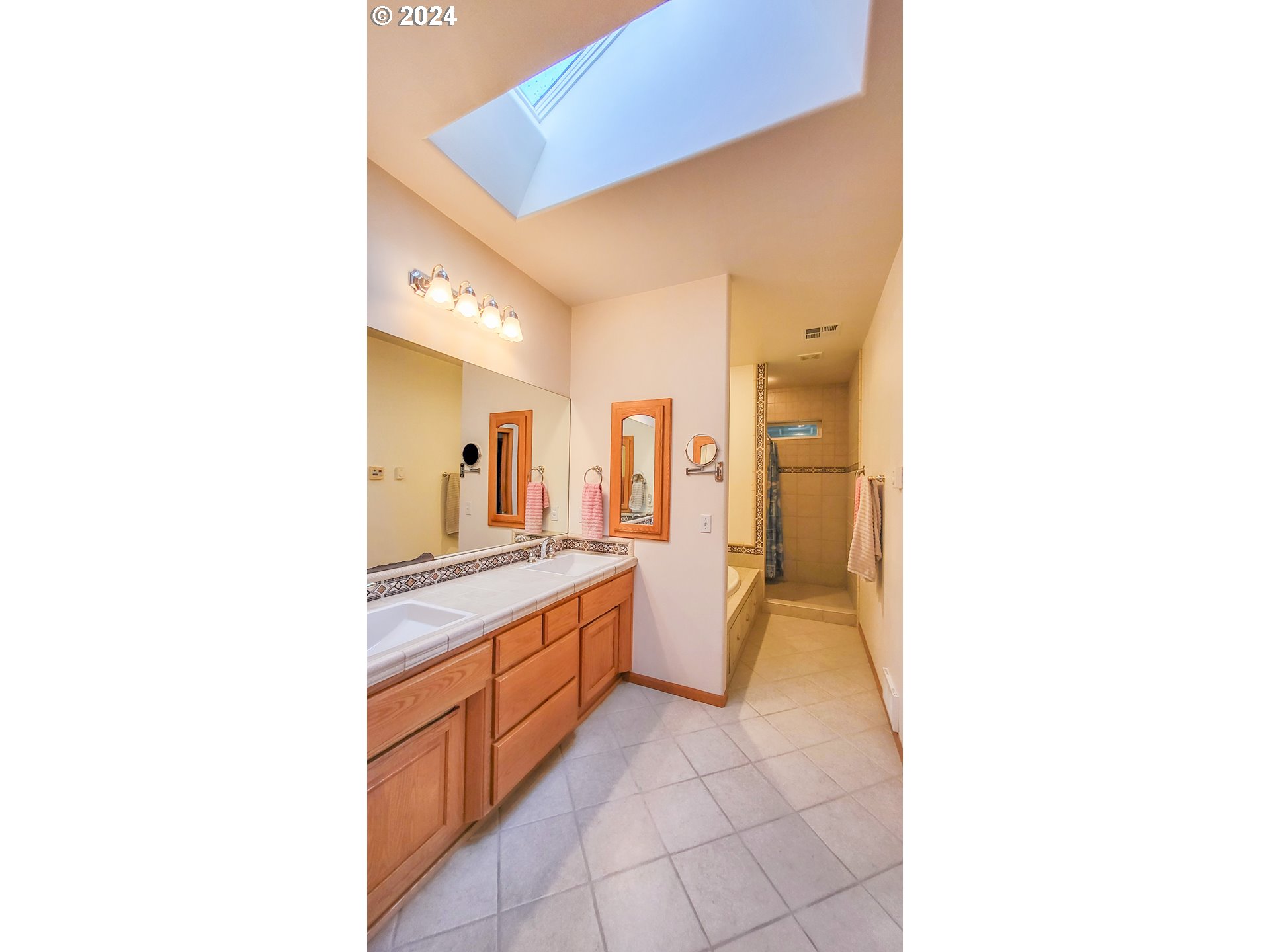 33825 Cea Jac Road Creswell, OR 97426 - Photo 13 of 48 a bathroom with a sink a toilet and a tub