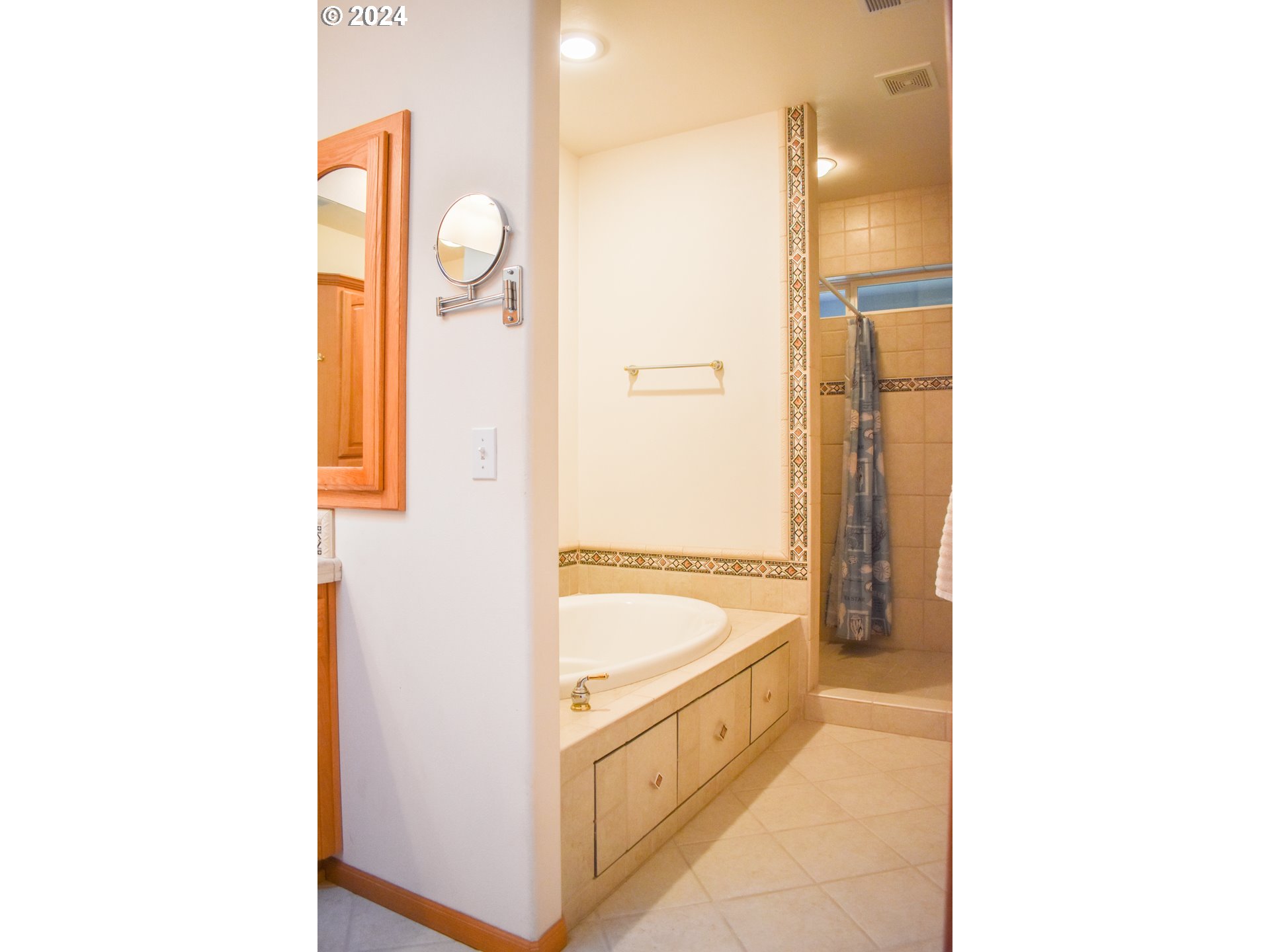 33825 Cea Jac Road Creswell, OR 97426 - Photo 14 of 48 a bathroom with a tub sink and mirror