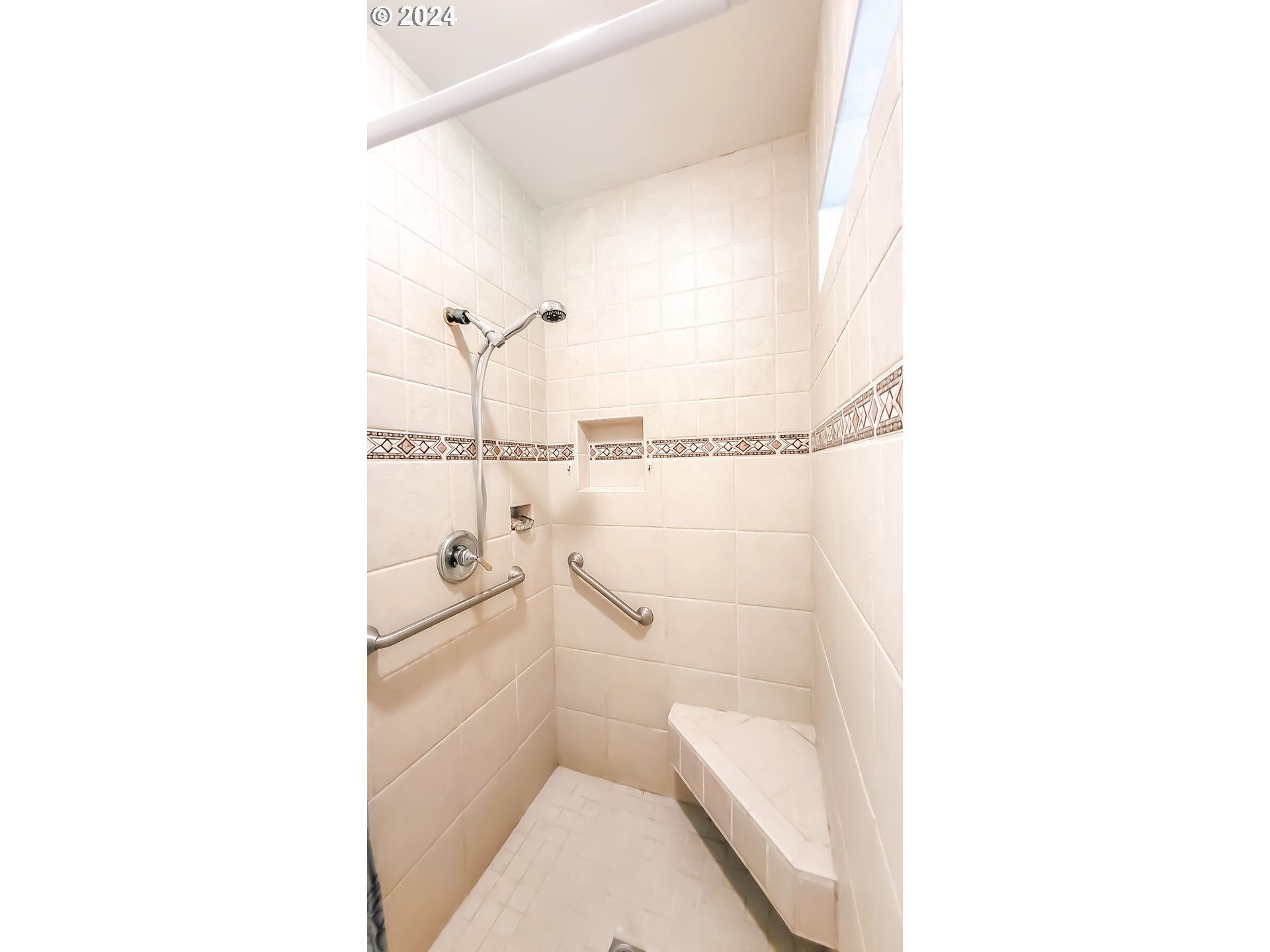 33825 Cea Jac Road Creswell, OR 97426 - Photo 15 of 48 a bathroom with a bathtub and shower