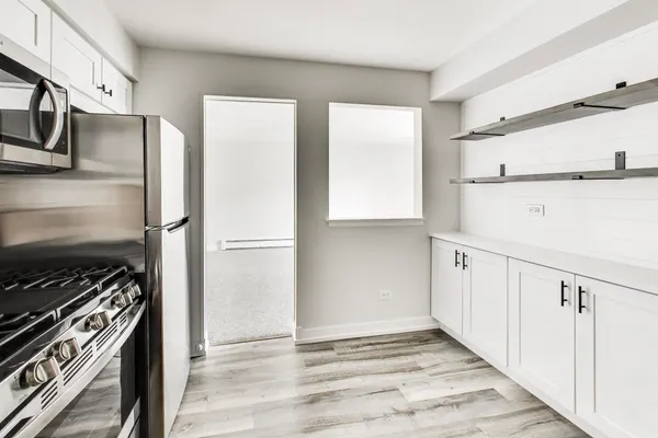 $2,200 | 239 North Gregory Street, Unit 8, Aurora, IL 60504