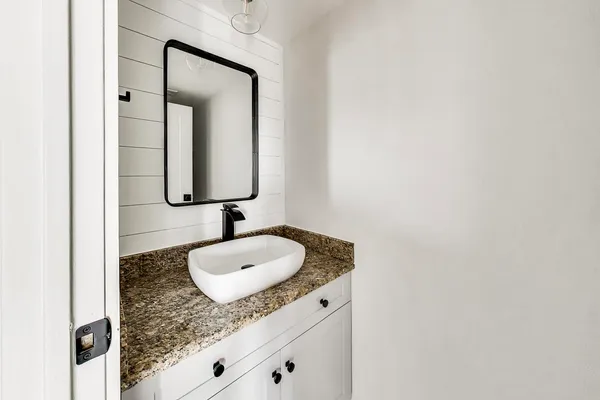 $2,200 | 239 North Gregory Street, Unit 8, Aurora, IL 60504