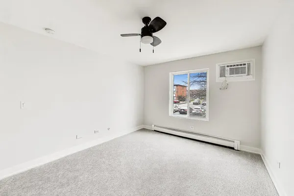 $2,200 | 239 North Gregory Street, Unit 8, Aurora, IL 60504