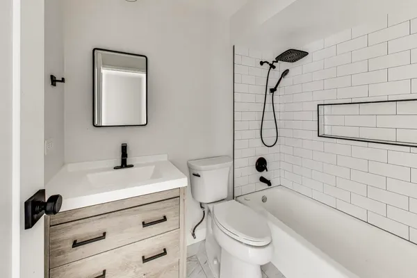 $2,200 | 239 North Gregory Street, Unit 8, Aurora, IL 60504