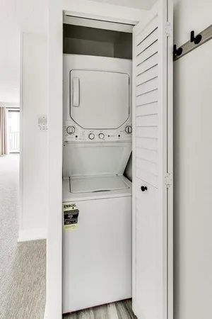 $2,200 | 239 North Gregory Street, Unit 8, Aurora, IL 60504