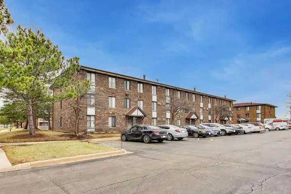 $2,200 | 239 North Gregory Street, Unit 8, Aurora, IL 60504