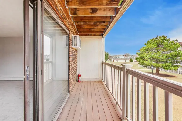 $2,200 | 239 North Gregory Street, Unit 8, Aurora, IL 60504